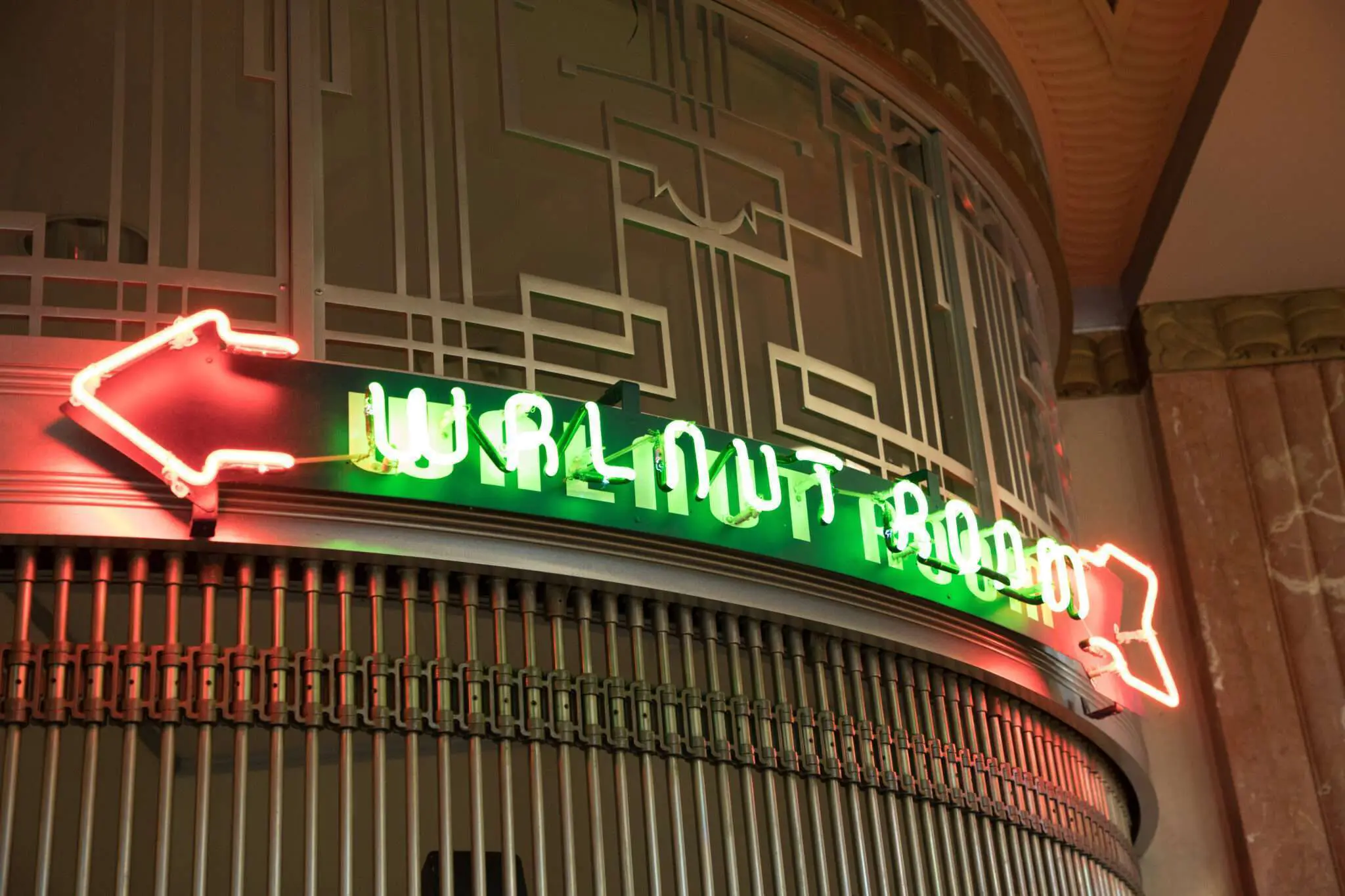 café direction sign